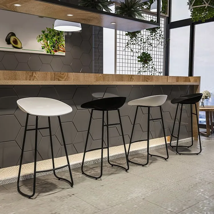 Moderne metalen barkruk van kunststof met lage rugleuning voor restaurant Clearhalo