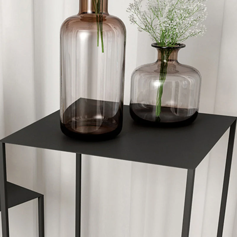 Moderne metalen bijzettafel met vierkant blad uit het midden van de eeuw en bijzettafel met ijzeren frame Clearhalo