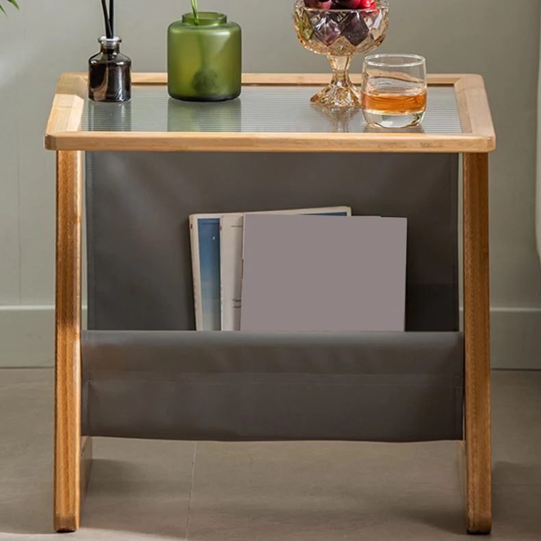 Moderne rechthoekige bijzettafel met glazen blad, houten abstracte basis en tijdschriftenhouder Clearhalo