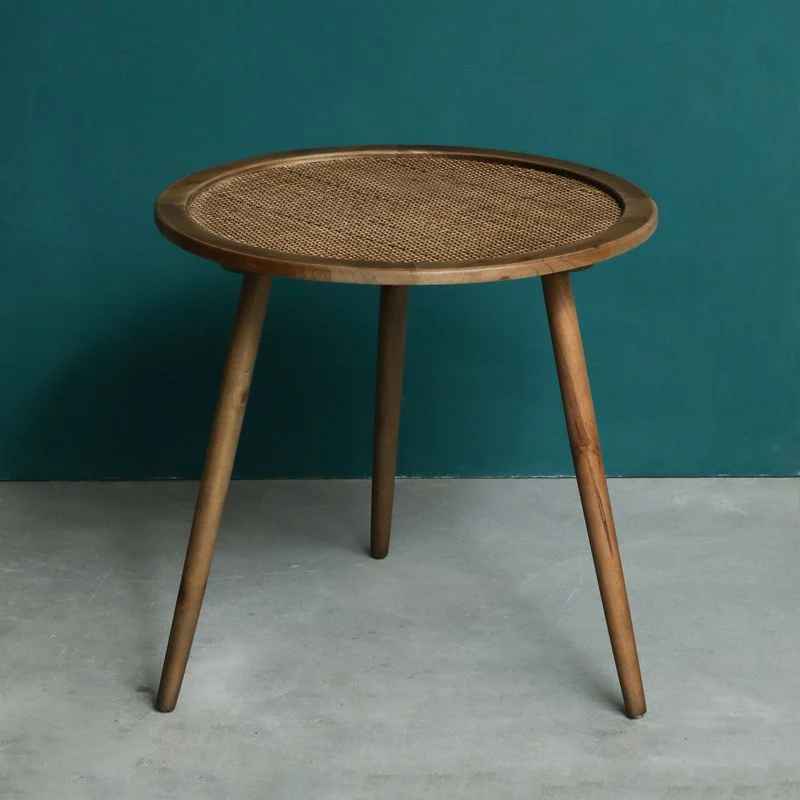 Moderne ronde bijzettafel met 3 poten en rotanaccenten Clearhalo