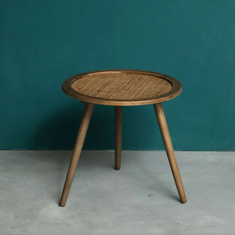 Moderne ronde bijzettafel met 3 poten en rotanaccenten Clearhalo