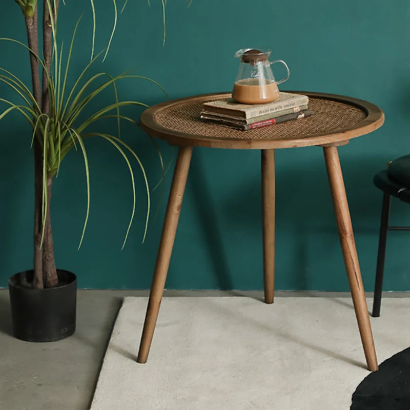 Moderne ronde bijzettafel met 3 poten en rotanaccenten Clearhalo