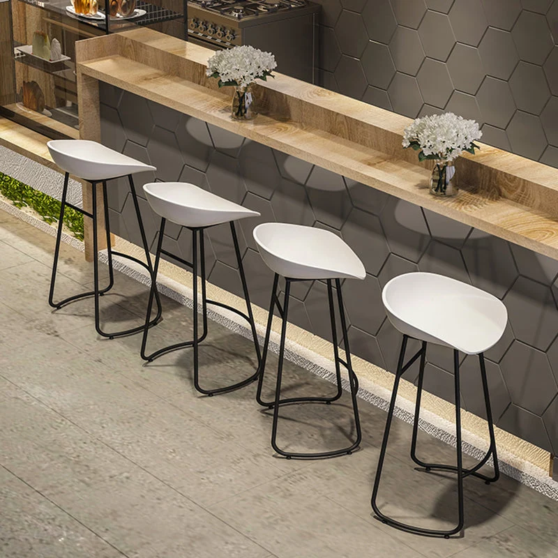 Moderne rugleuning armloze tegenkruk ijzeren barkruk met acryl zitting en pedaal voor café Clearhalo