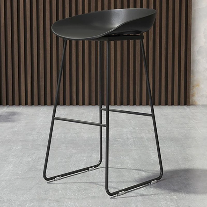 Moderne rugleuning-tegenkruk, ijzeren café-barkruk met zitting van acryl Clearhalo
