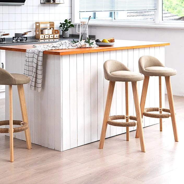 Moderne stoffen voetsteun barkruk binnen, ronde tegenkruk met lage rug en houten poten Clearhalo