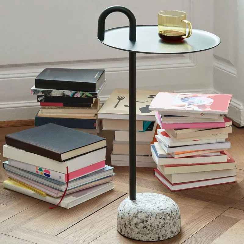 Ronde metalen tafel en stenen voetstuk Basis Bijzettafel middeleeuwse moderne stijl Clearhalo