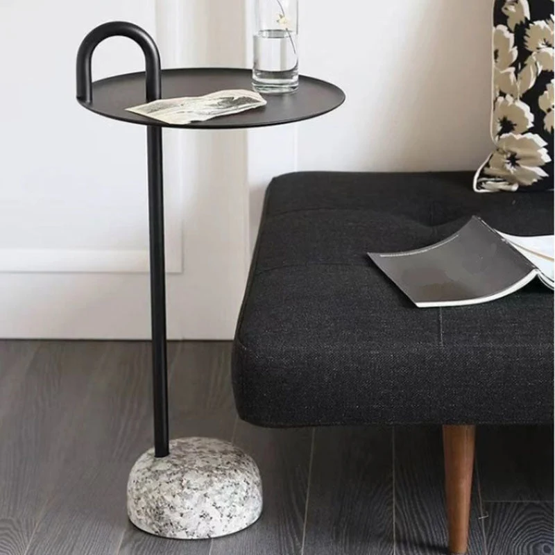 Ronde metalen tafel en stenen voetstuk Basis Bijzettafel middeleeuwse moderne stijl Clearhalo