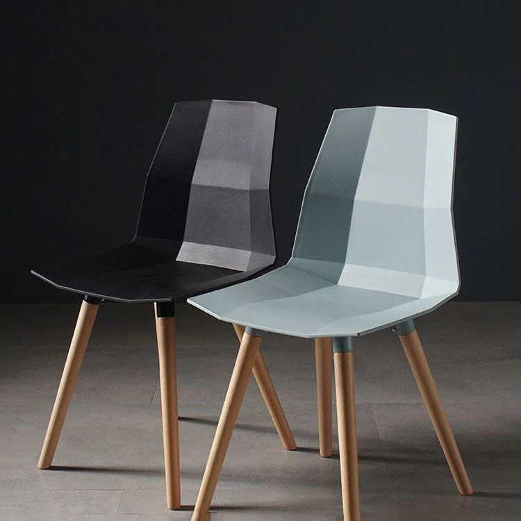 Scandinavisch design kunststof eetkamerstoel zonder armleuning, stoel met massieve rugleuning en houten poten Clearhalo