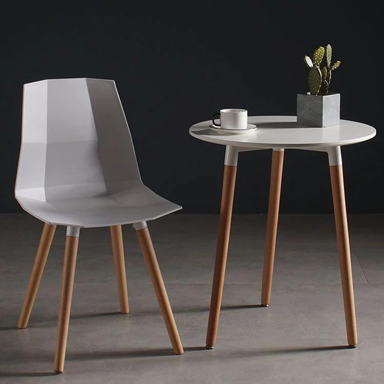 Scandinavisch design kunststof eetkamerstoel zonder armleuning, stoel met massieve rugleuning en houten poten Clearhalo
