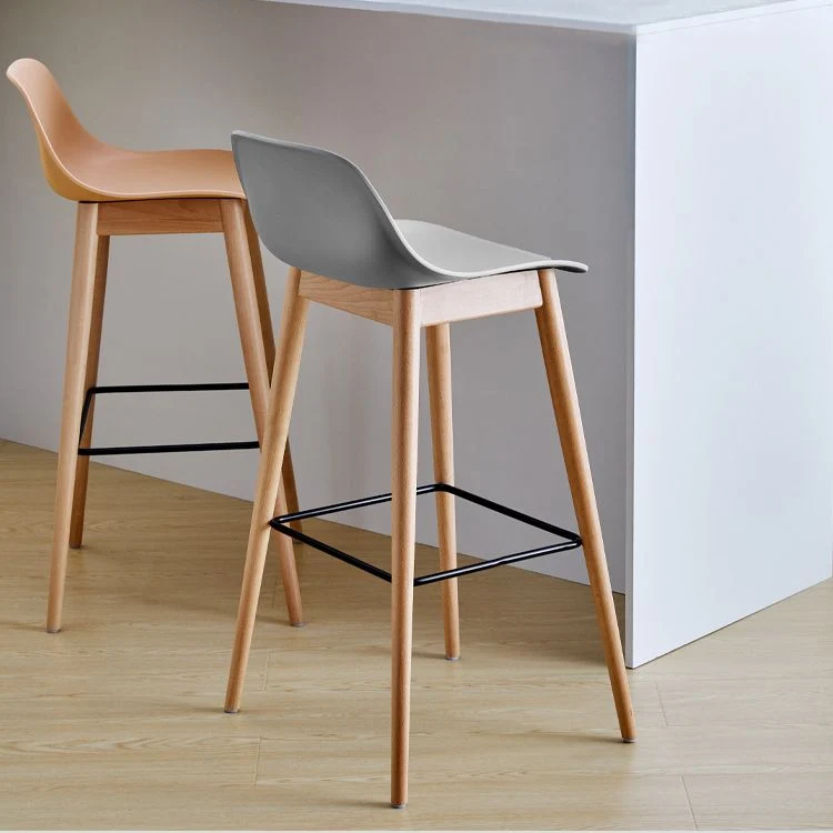 Scandinavische armloze barkrukken Kunststof barkruk met lage rugleuning en 4 beukenhouten poten Clearhalo