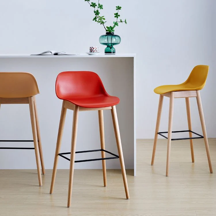 Scandinavische armloze barkrukken Kunststof barkruk met lage rugleuning en 4 beukenhouten poten Clearhalo