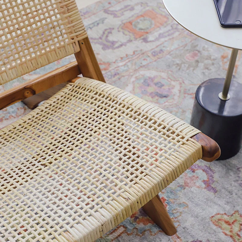 Scandinavische enkele ergonomische fauteuil met poten van hout, effen kleur Clearhalo