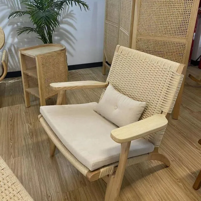 Scandinavische fauteuil met houten accent Accentfauteuil met massief houten frame Clearhalo