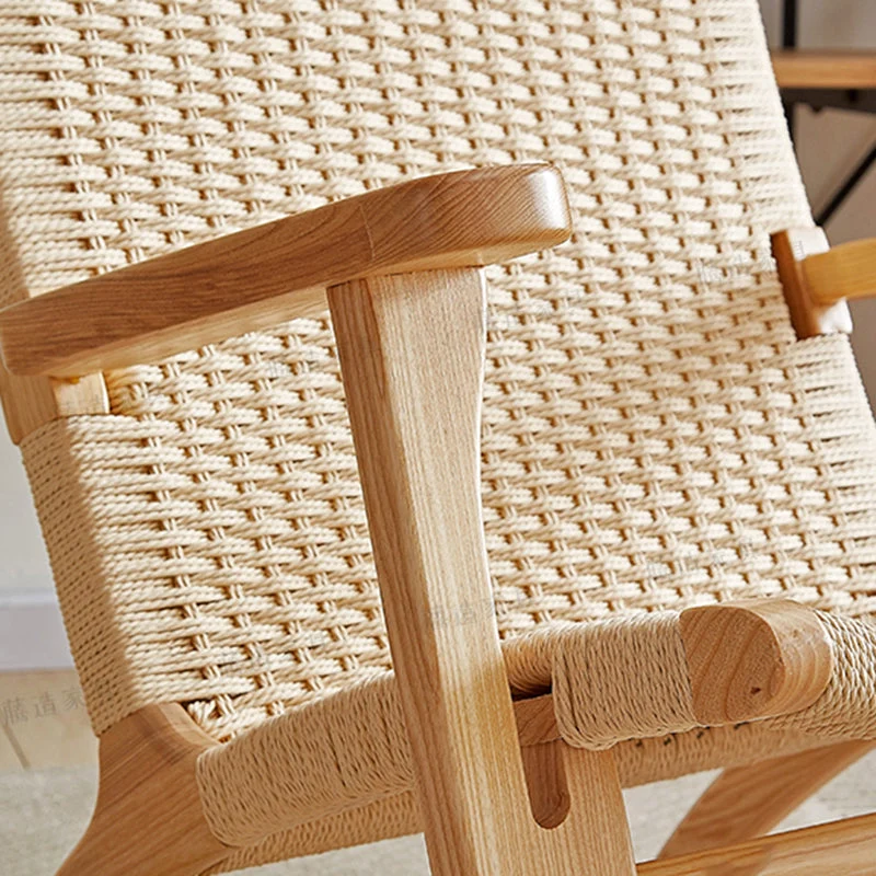Scandinavische fauteuil met houten accent Accentfauteuil met massief houten frame Clearhalo