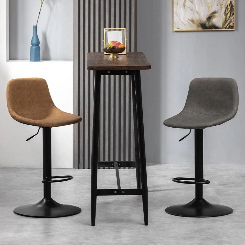 Scandinavische metalen barkruk van kunstleer met lage rugleuning Clearhalo