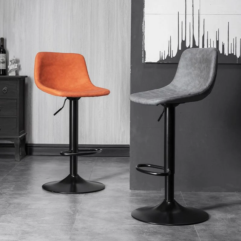 Scandinavische metalen kruk, kunstleer gestoffeerde toonbankkruk met matte afwerking voor binnen Clearhalo