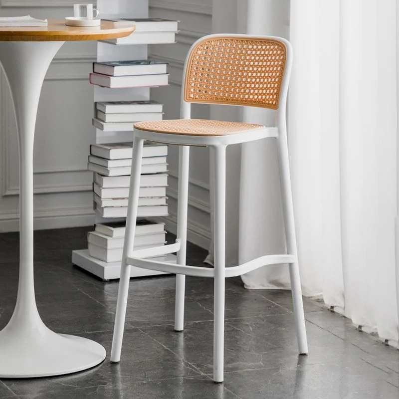 Scandinavische tegenkruk met rugleuning en metalen onderstel, kunststof armloze barstoel Clearhalo