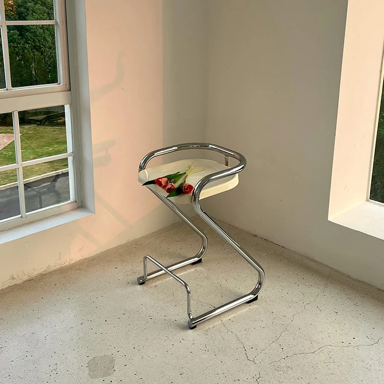 Voorgevormde stoel Eetkruk Barkruk met lage rugleuning en metalen onderstel Clearhalo