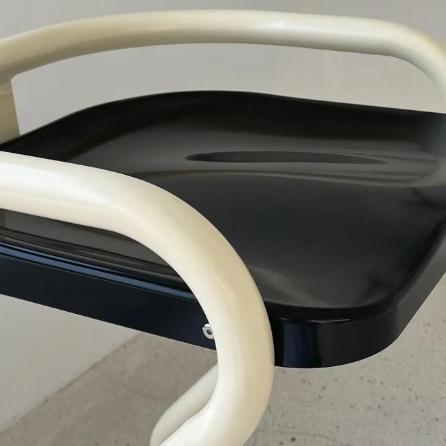 Voorgevormde stoel Eetkruk Barkruk met lage rugleuning en metalen onderstel Clearhalo