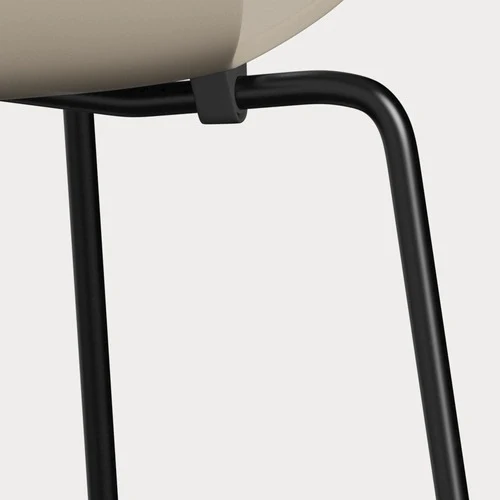 Fritz Hansen Grand Prix eetkamerstoel black ash lacquered Light Beige