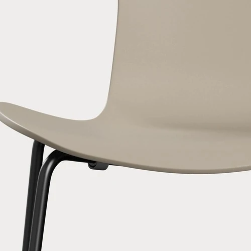 Fritz Hansen Grand Prix eetkamerstoel black ash lacquered Light Beige