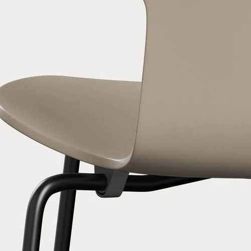 Fritz Hansen Grand Prix eetkamerstoel black ash lacquered Light Beige