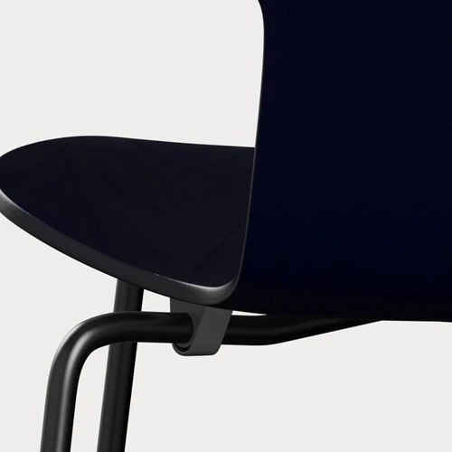 Fritz Hansen Grand Prix eetkamerstoel black ash coloured Midnight Blue