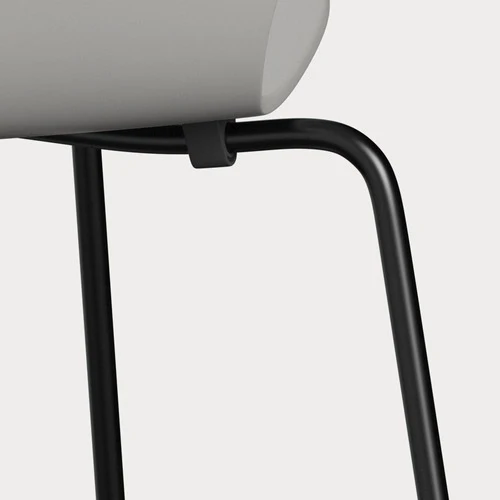 Fritz Hansen Series 7 Vlinderstoel black ash lacquered Nine Grey