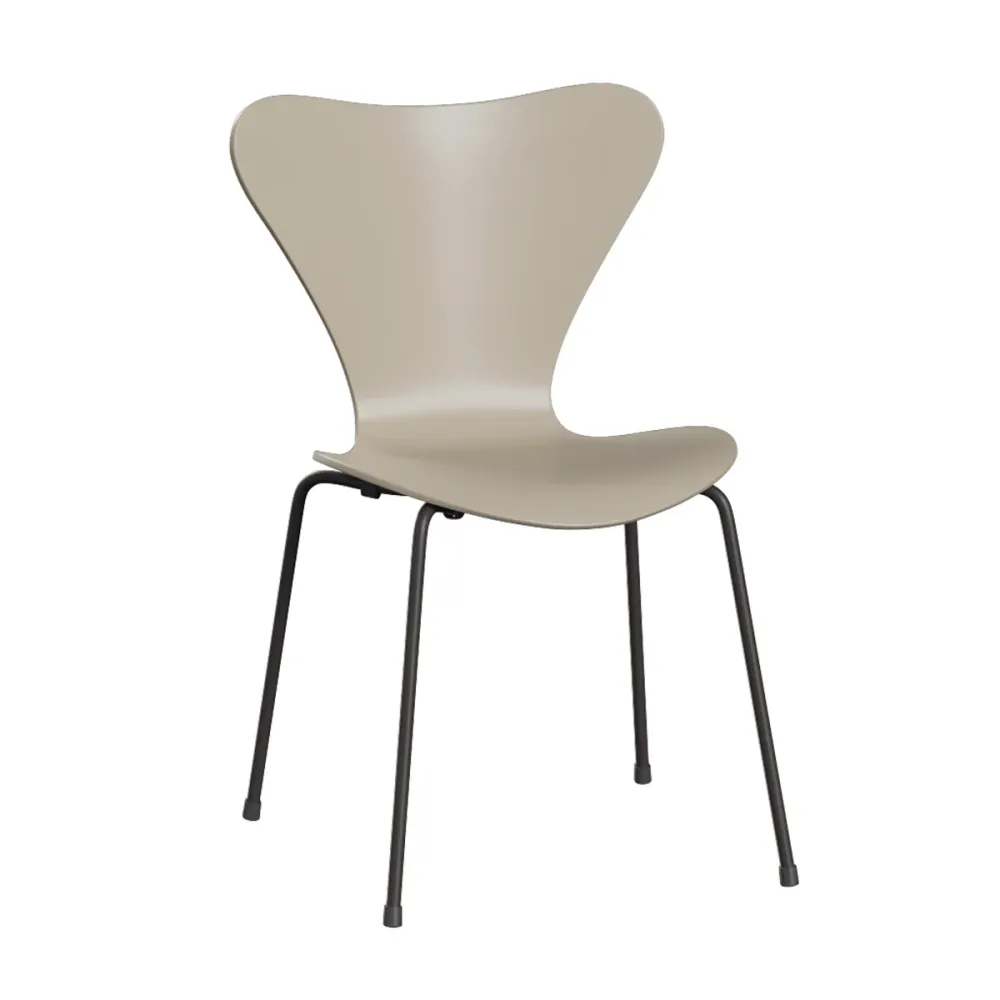 Fritz Hansen Series 7 Vlinderstoel black ash lacquered Light Beige
