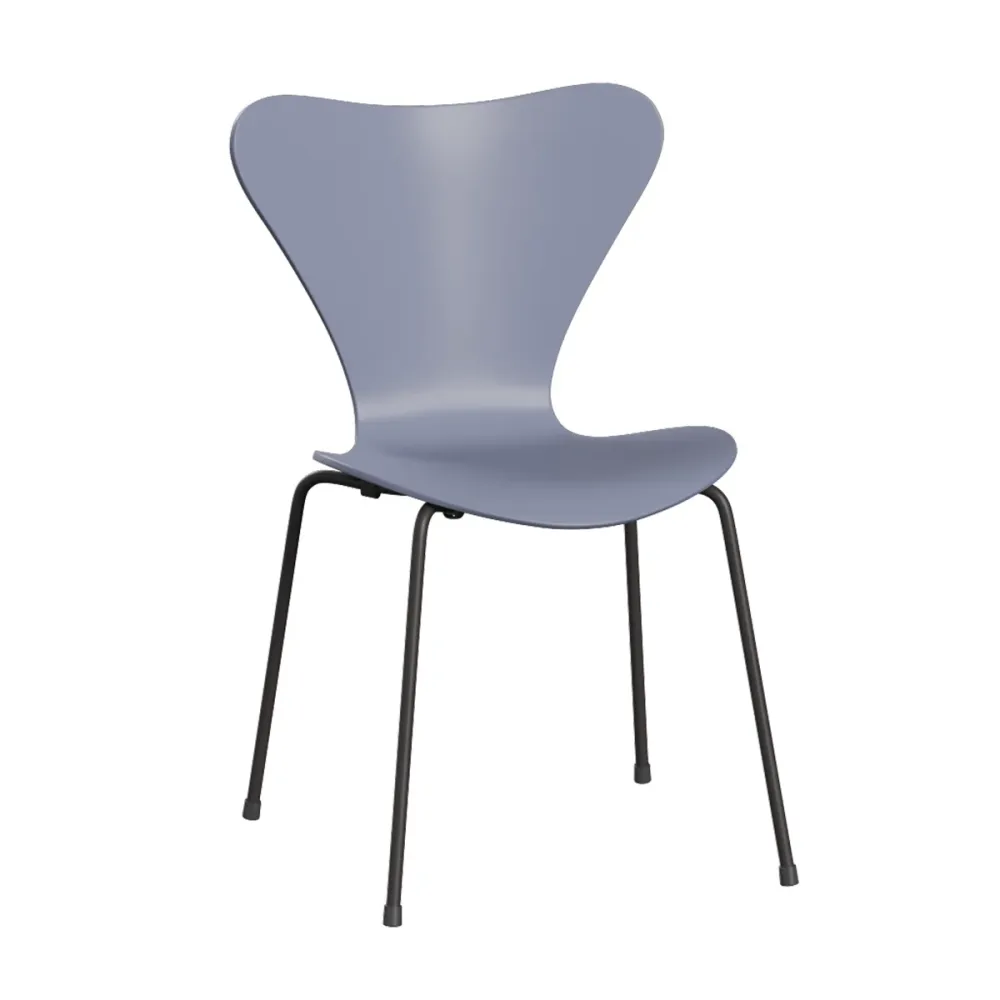 Fritz Hansen Series 7 Vlinderstoel black ash lacquered Lavender Blue