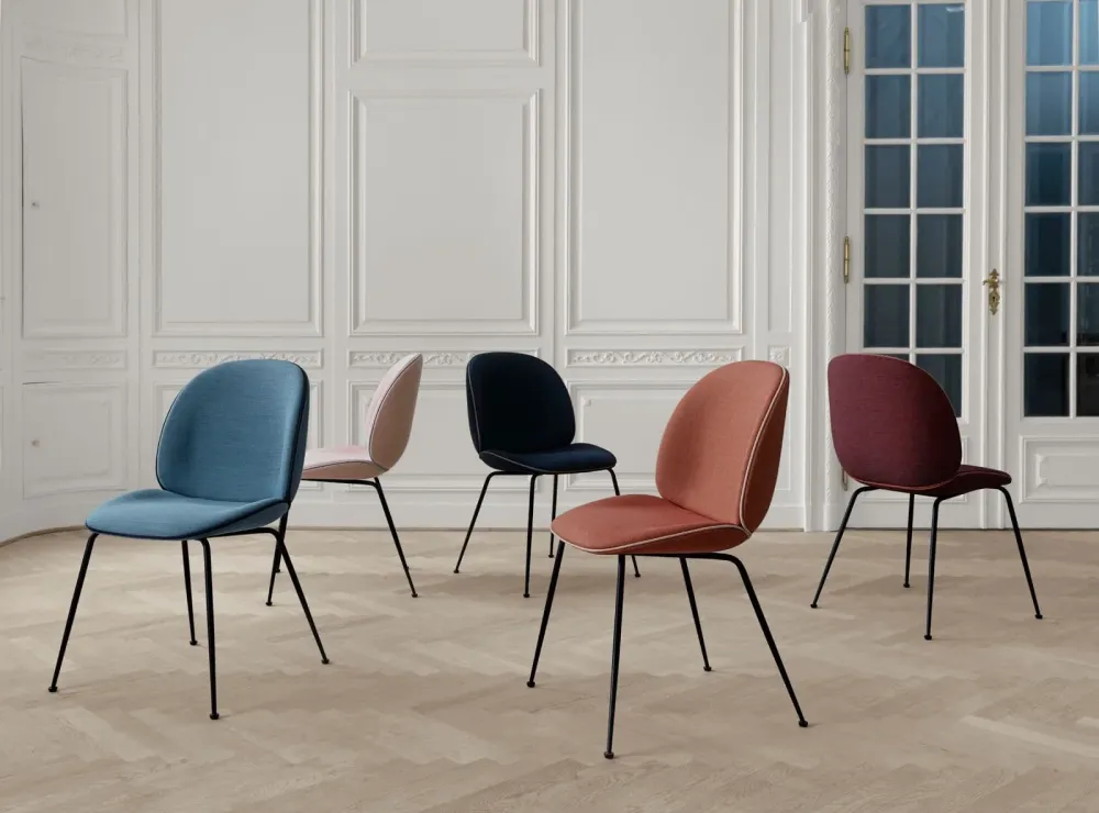 Gubi Beetle eetkamerstoel zwart staal gestoffeerd Light Boucle 001