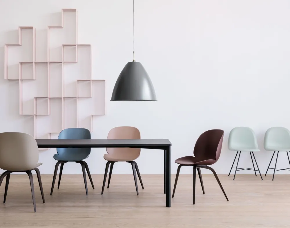 Gubi Beetle eetkamerstoel zwart staal Sweet Pink
