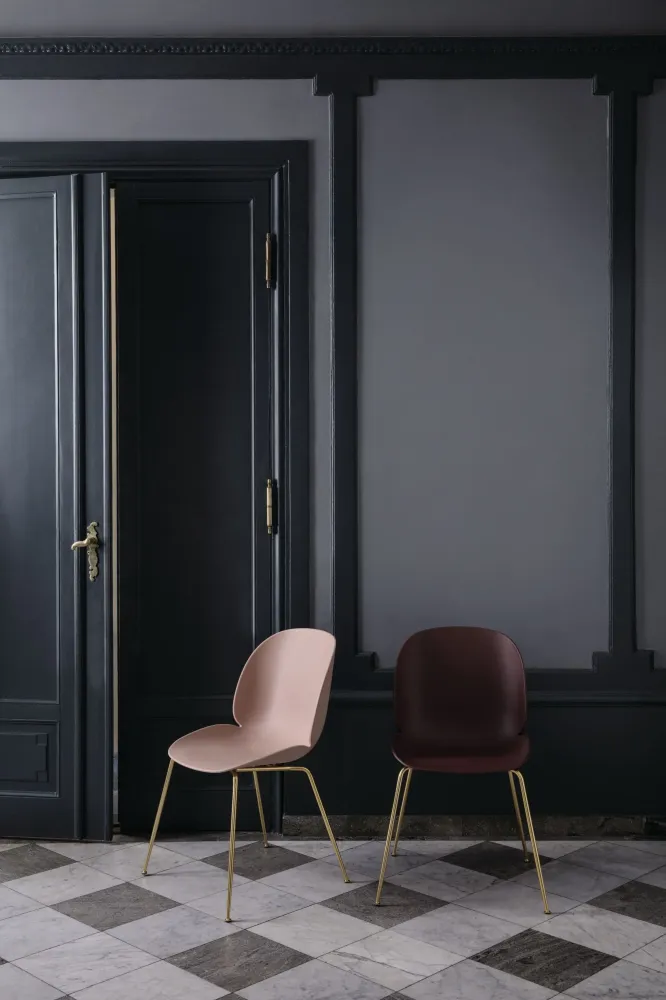 Gubi Beetle eetkamerstoel zwart staal Sweet Pink