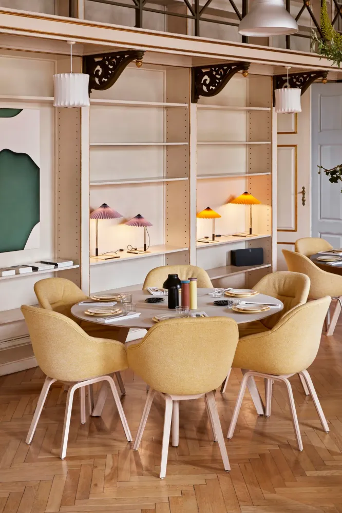 HAY About Chair AAC 123 Soft eetkamerstoel gestoffeerd Hallingdal 407 Geel gelakt eiken