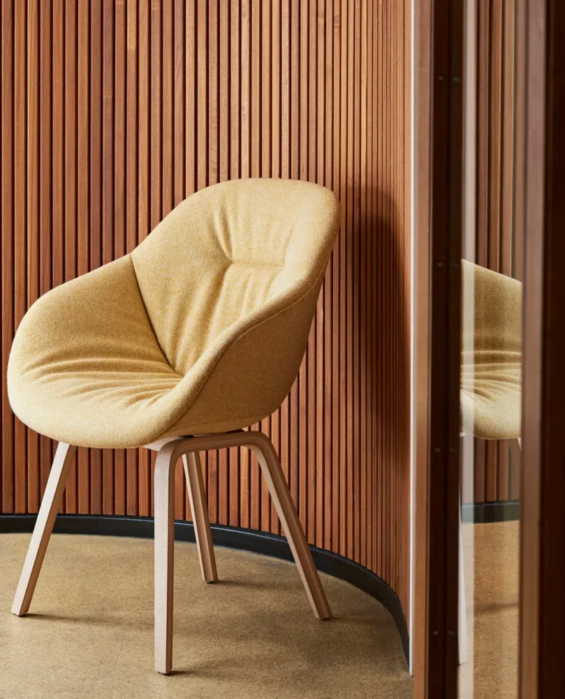 HAY About Chair AAC 123 Soft eetkamerstoel gestoffeerd Hallingdal 407 Geel gelakt eiken