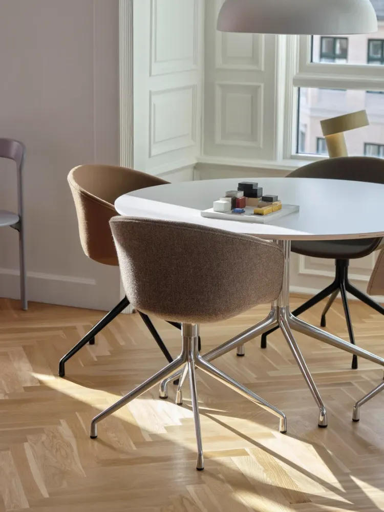 HAY About Chair AAC 21 eetkamerstoel black swivel gestoffeerd Coda 100 beige