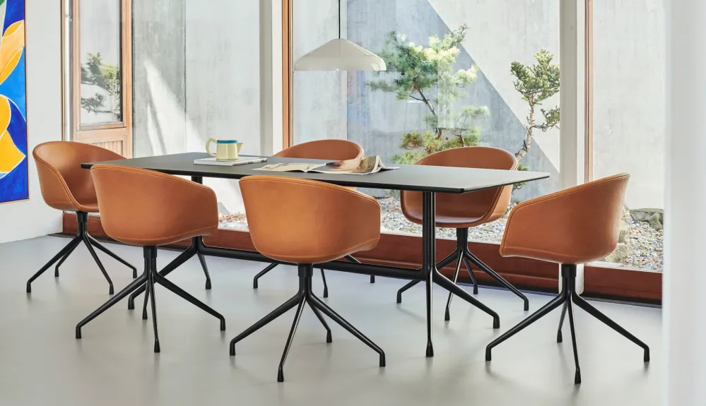 HAY About Chair AAC 21 eetkamerstoel black swivel gestoffeerd Coda 100 beige