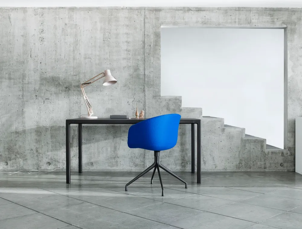 HAY About Chair AAC 21 eetkamerstoel black swivel gestoffeerd Coda 100 beige