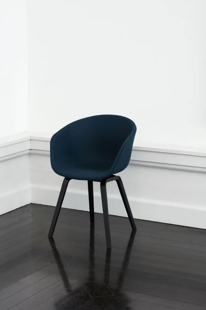 HAY About Chair AAC 23 eetkamerstoel zwart gelakt eiken Coda 100