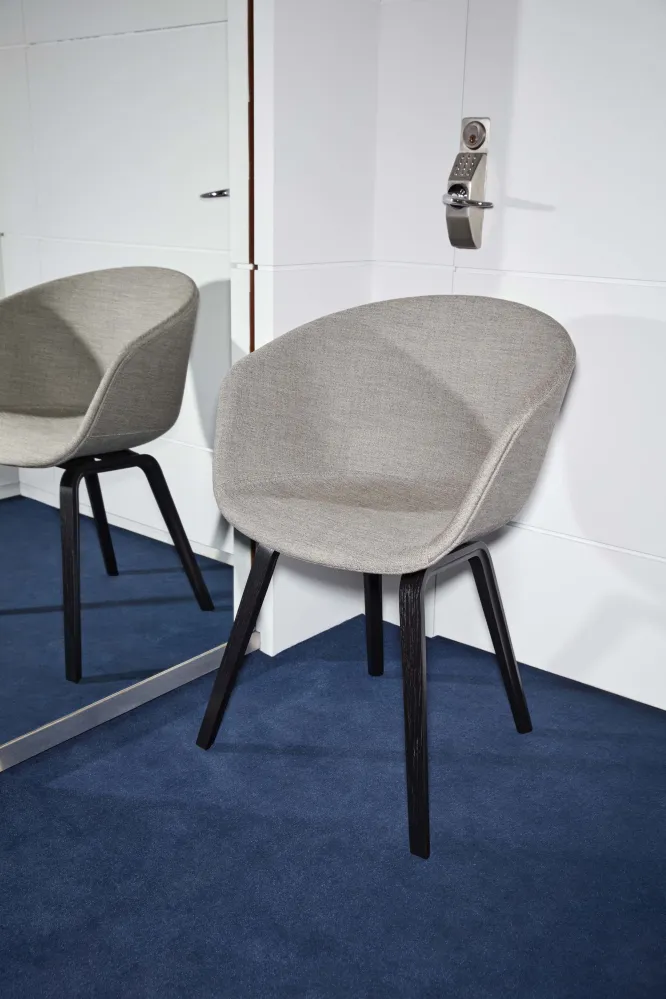 HAY About Chair AAC 23 eetkamerstoel zwart gelakt eiken Coda 100