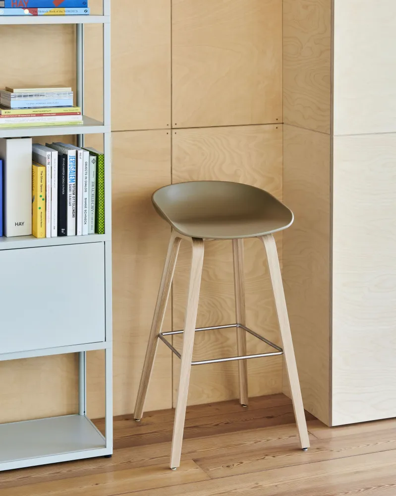 HAY About Stool AAS 32 barkruk H65 gelakt eiken Black 2.0