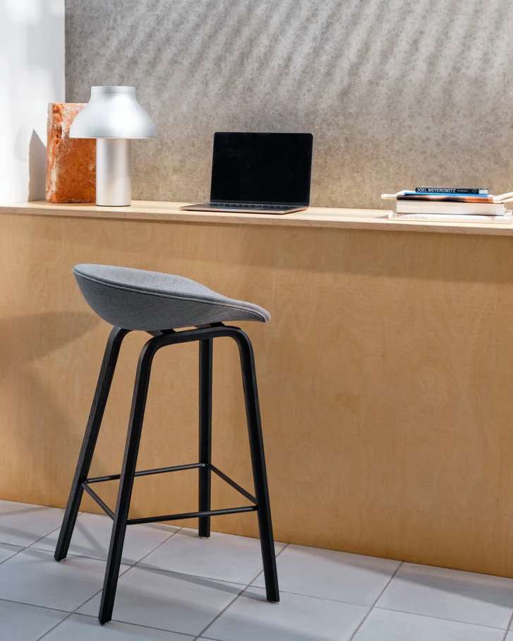 HAY About Stool AAS 33 barkruk H65 gelakt eiken gestoffeerd Divina Melange 120