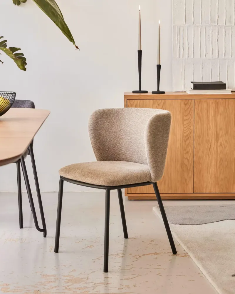 Kave Home Ciselia eetkamerstoel chenille Lichtbruin poot zwart