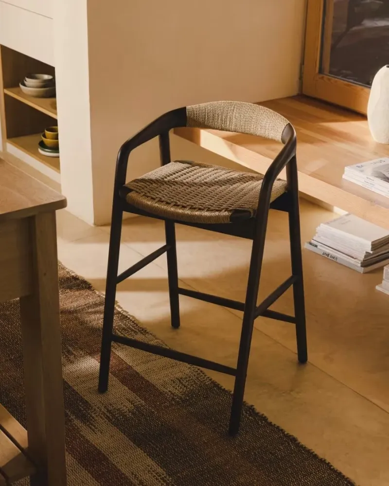 Kave Home Derile barkruk H65 cm eiken Donker