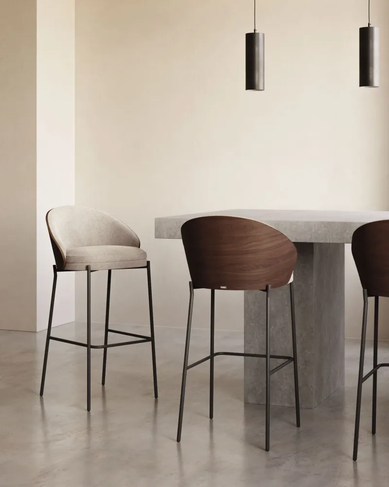 Kave Home Eamy barkruk H77 chenille Lichtbruin/Wenge