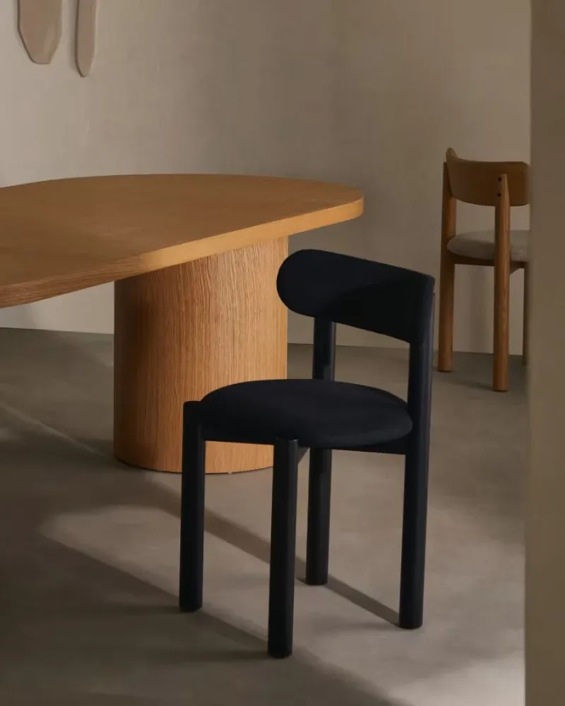 Kave Home Nebai eetkamerstoel chenille Zwart