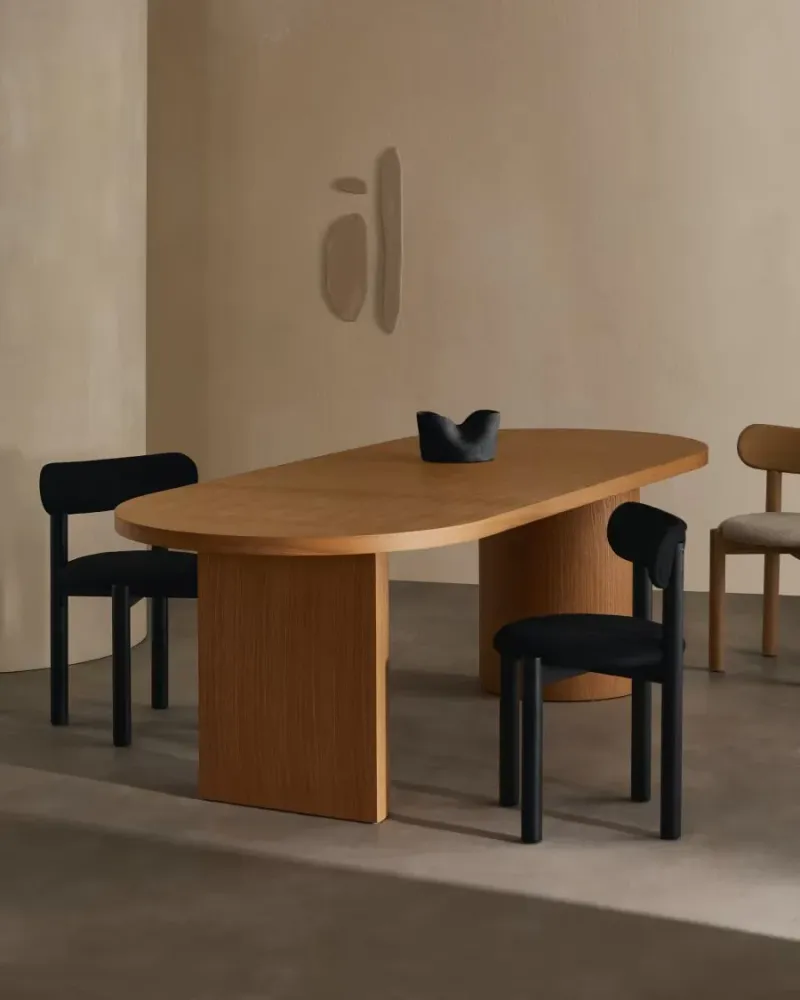 Kave Home Nebai eetkamerstoel chenille Zwart