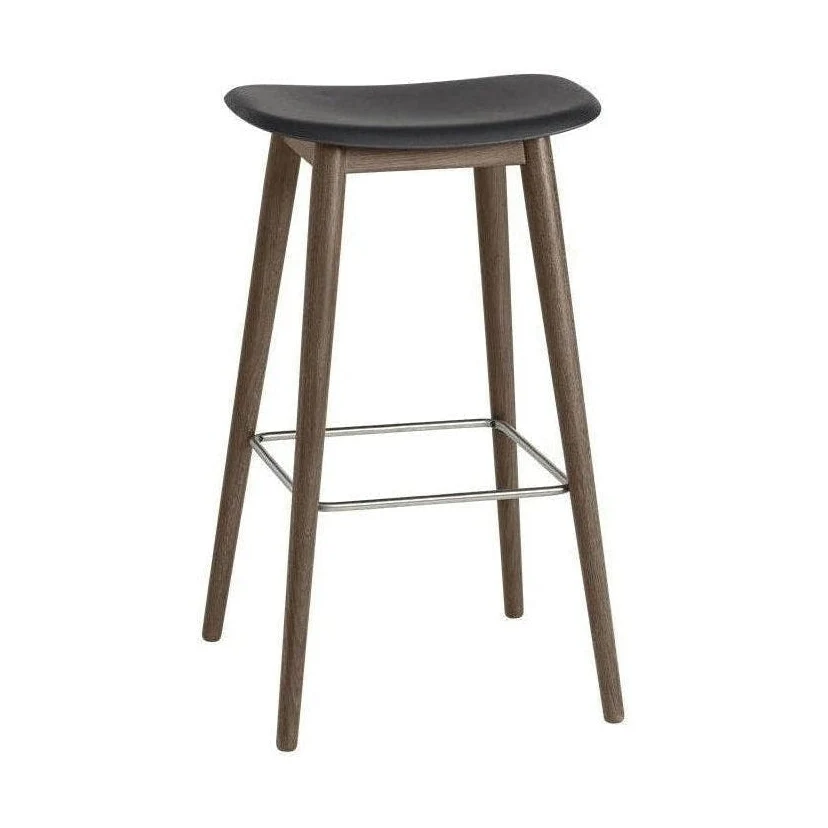 Muuto Fiber barkruk H75 Zwart poot donker eikenhout