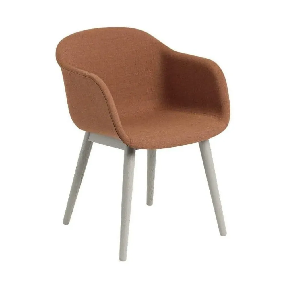 Muuto Fiber eetkamerstoel met arm gestoffeerd Remix 452 vierpoot eikenhout
