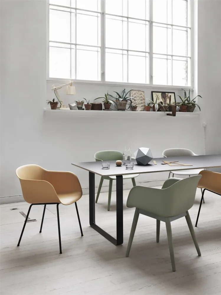 Muuto Fiber eetkamerstoel met arm gestoffeerd Remix 452 vierpoot eikenhout